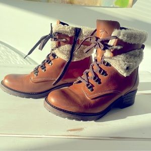 Dromedaris Leather Lace-Up Ankle Boots
Kara Shearling Cognac Size 10